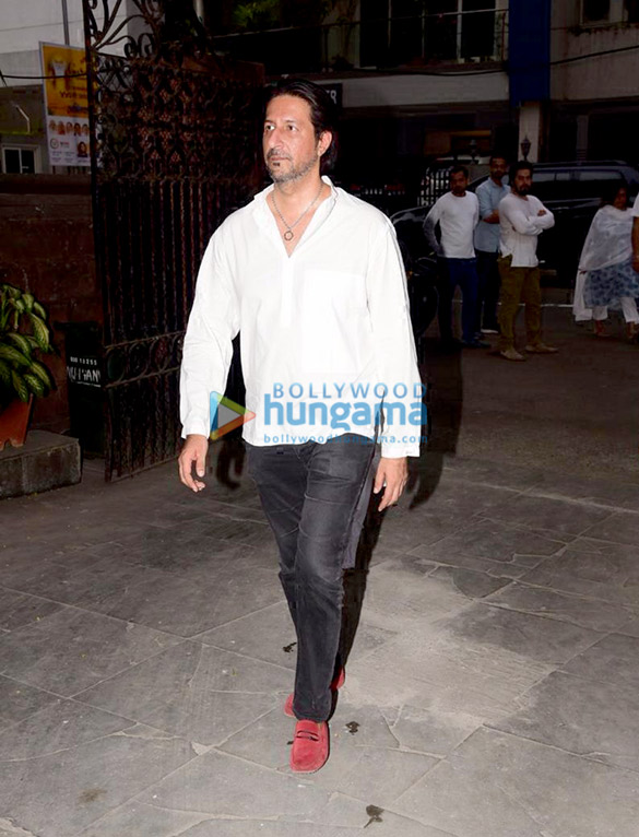 photos dabboo ratnani and others snapped during the prayer meet of his mother prabha ratnani3 1