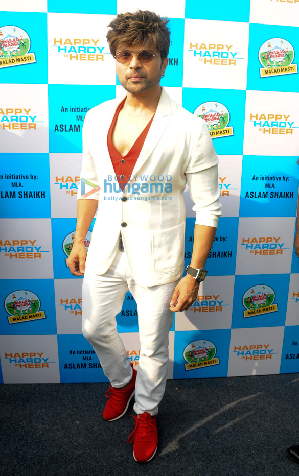 photos himesh reshammiya performs live in concert with a phenomenal crowd of 50000 for his film happy hardy and heer1 1