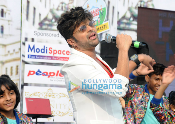 photos himesh reshammiya performs live in concert with a phenomenal crowd of 50000 for his film happy hardy and heer1 4