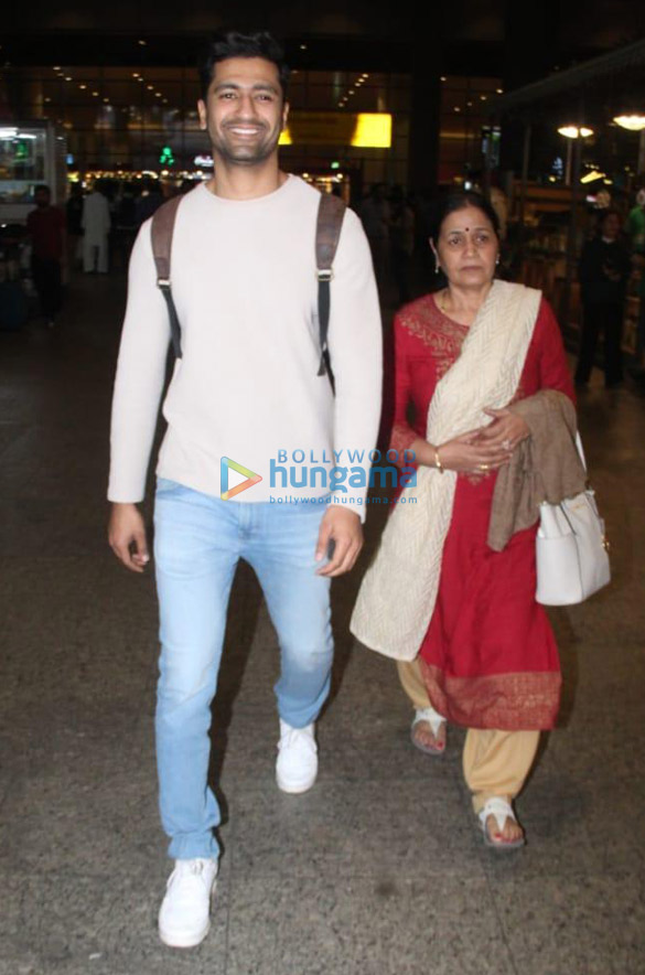 photos hrithik roshan sonam kapoor ahuja and others snapped at the airport 234552