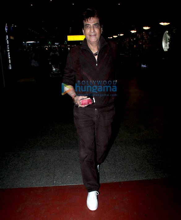 photos hrithik roshan sonam kapoor ahuja and others snapped at the airport 4