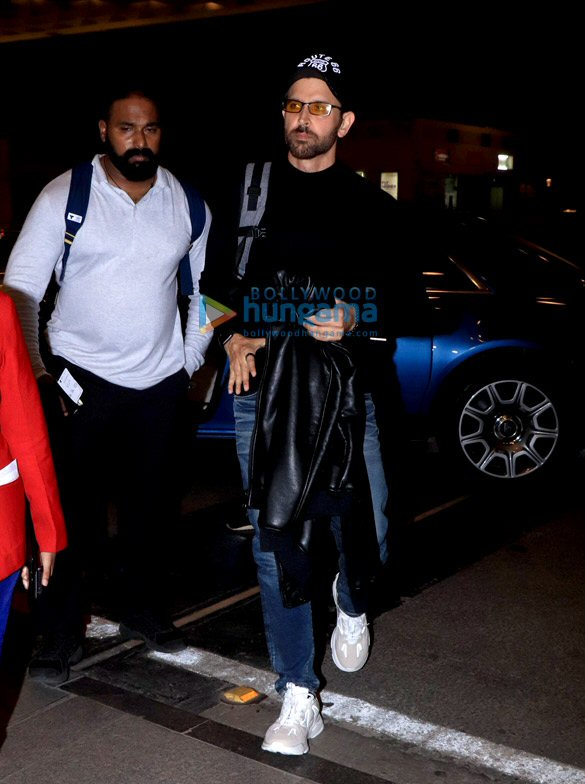 photos hrithik roshan sonam kapoor ahuja and others snapped at the airport 7