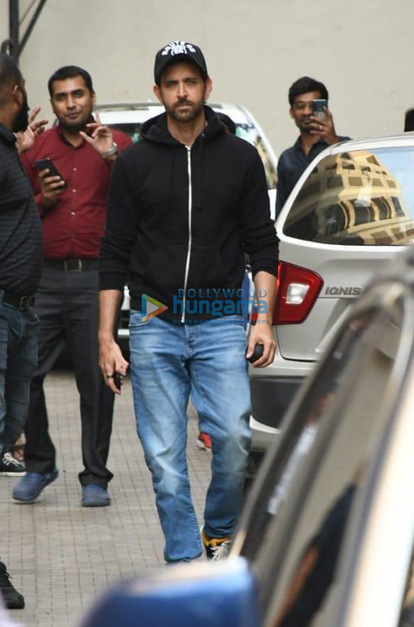 photos hrithik roshan snapped at old dharma office 4