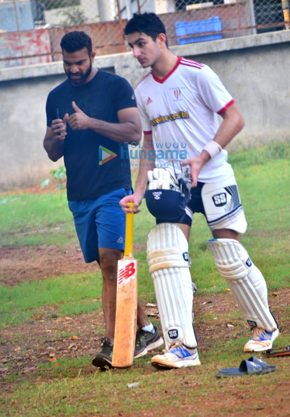 photos ibrahim ali khan snapped playing cricket in juhu 5