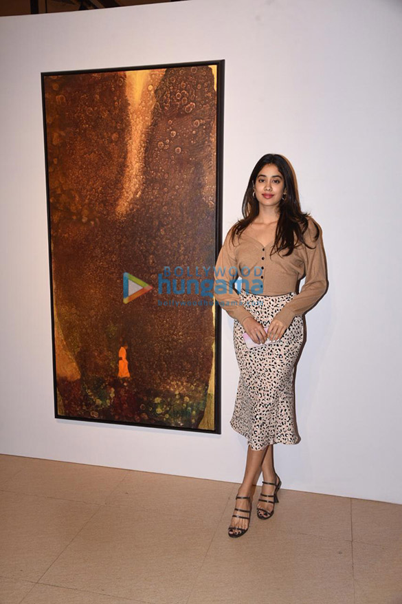 photos janhvi kapoor naseeruddin shah and others attend subhash awchats art show 4