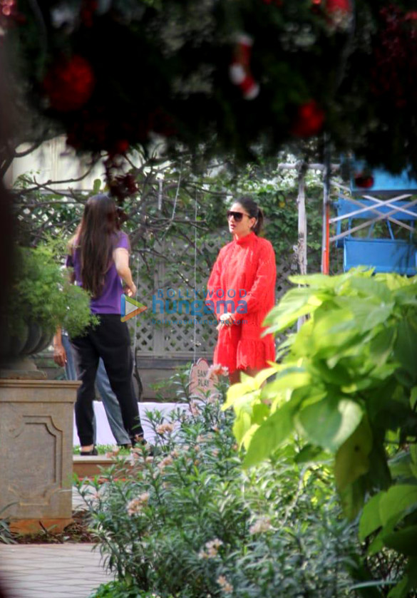 photos kareena kapoor khan and karisma kapoor snapped at mount mary church in bandra 2