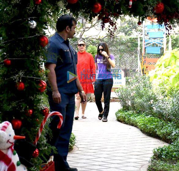 photos kareena kapoor khan and karisma kapoor snapped at mount mary church in bandra 6