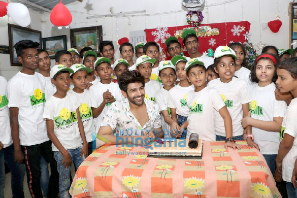 photos kartik aaryan snapped celebrating christmas with the kids at shed organization 3
