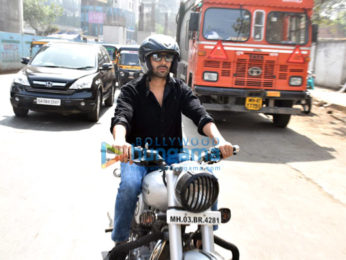 Photos: Kartik Aaryan snapped enjoying bike ride in Andheri