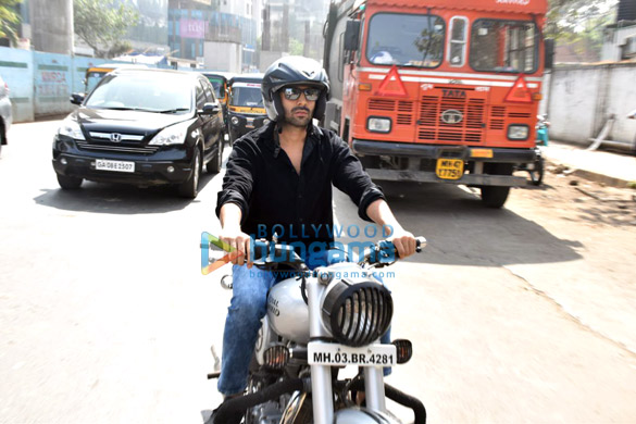 photos kartik aaryan snapped enjoying bike ride in andheri 1