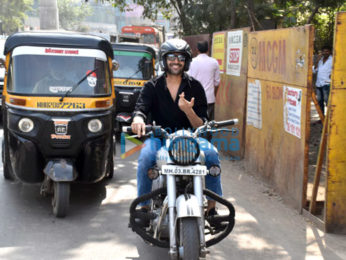 Photos: Kartik Aaryan snapped enjoying bike ride in Andheri