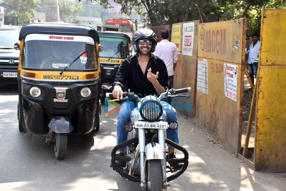 photos kartik aaryan snapped enjoying bike ride in andheri 2