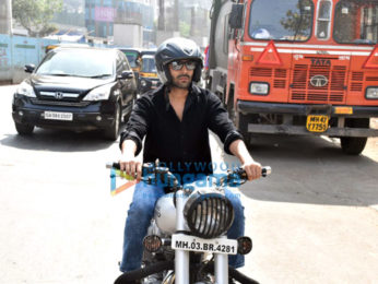 Photos: Kartik Aaryan snapped enjoying bike ride in Andheri