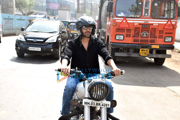 photos kartik aaryan snapped enjoying bike ride in andheri 3