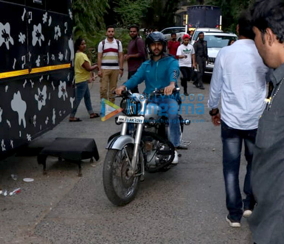 photos kartik aaryan snapped promoting pati patni aur woh on the sets of dance plus 2