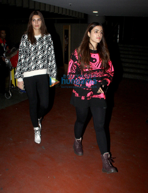 photos kriti sanon and nupur sanon snapped at the airport 1