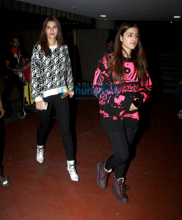 photos kriti sanon and nupur sanon snapped at the airport 3