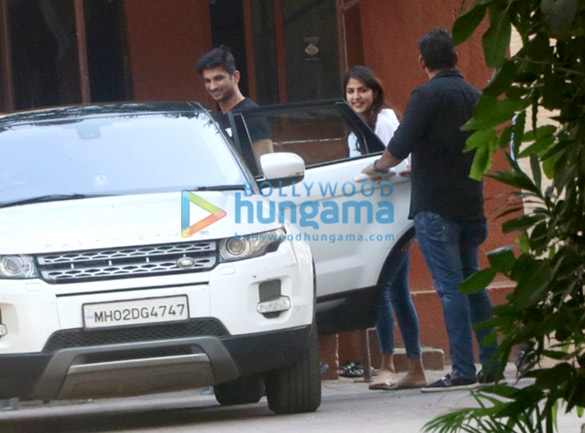 photos rhea chakraborthy and sushant singh rajput snapped in bandra 1