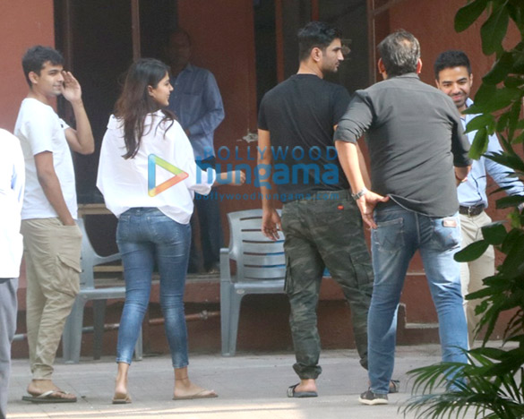 photos rhea chakraborthy and sushant singh rajput snapped in bandra 2