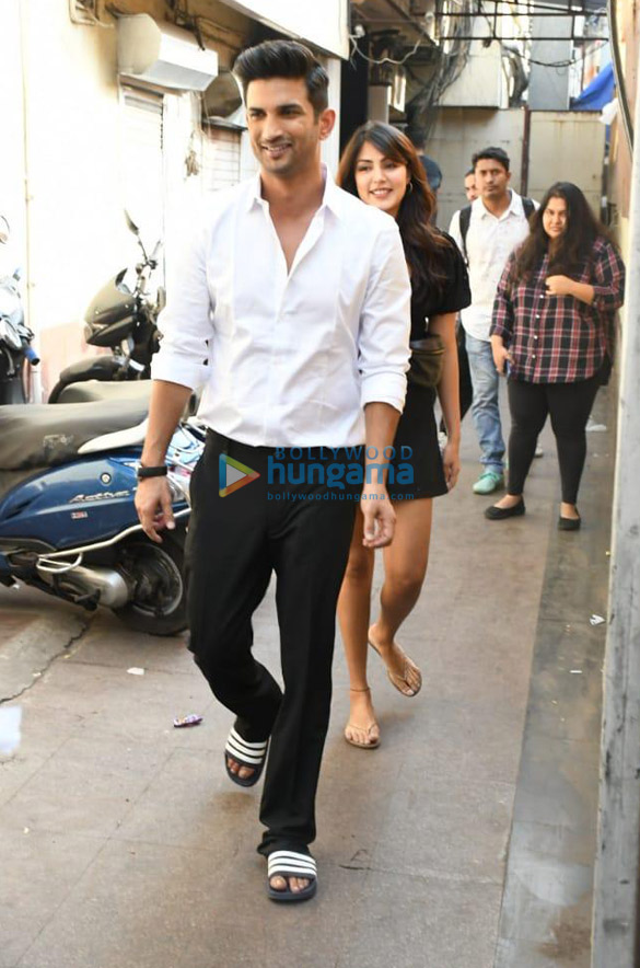 Photos: Rhea Chakraborty and Sushant Singh Rajput snapped in Mumbai Photos: Rhea Chakraborty and Sushant Singh Rajput snapped in Mumbai