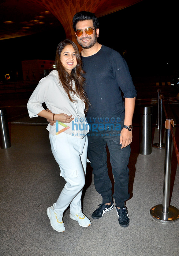 photos saif ali khan kareena kapoor khan and sharad kelkar snapped at the airport 3