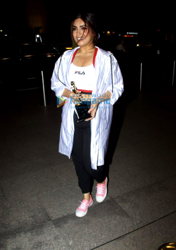 photos salman khan bhumi pednekar and evelyn sharma snapped at the airport 4