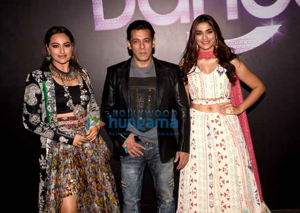 photos salman khan sonakshi sinha saiee manjrekar and prabhu dheva snapped promoting their film dabangg 3 on the sets of dance plus 3