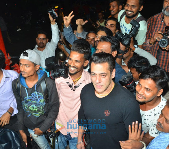 Photos: Salman Khan celebrates his birthday with media Photos: Salman Khan celebrates his birthday with media