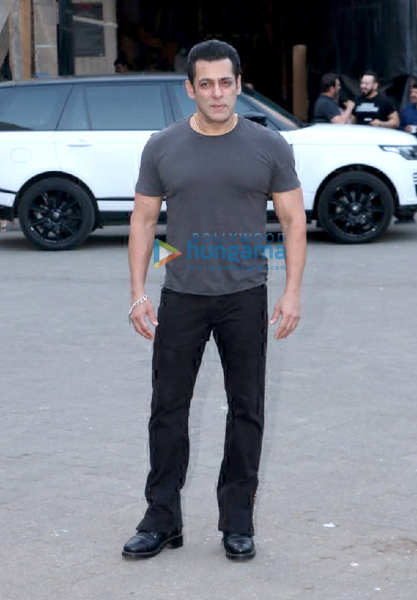 photos salman khan spotted at mehboob studio in bandra 5