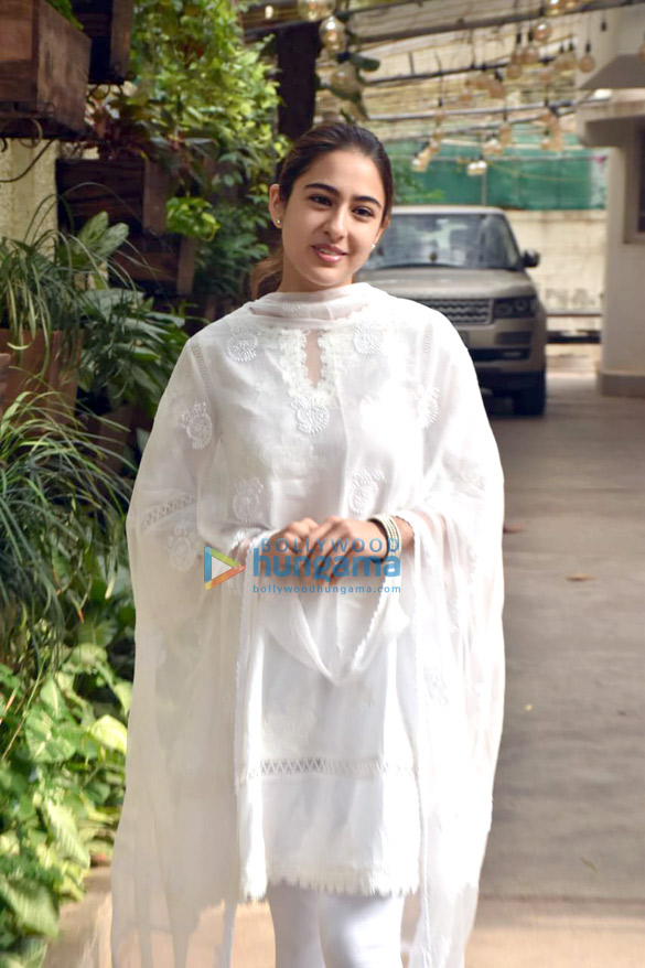 Photos: Sara Ali Khan and Kartik Aaryan snapped at a dubbing studio in Juhu Photos: Sara Ali Khan and Kartik Aaryan snapped at a dubbing studio in Juhu