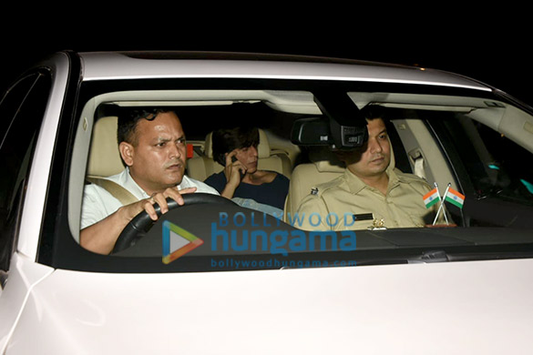 photos shah rukh khan snapped with his son in juhu 3