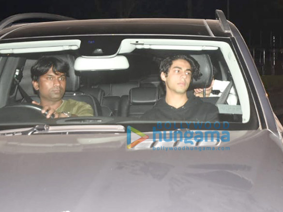 photos shah rukh khan snapped with his son in juhu 4