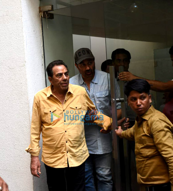 photos sunny deol and dharmendra snapped in juhu 2