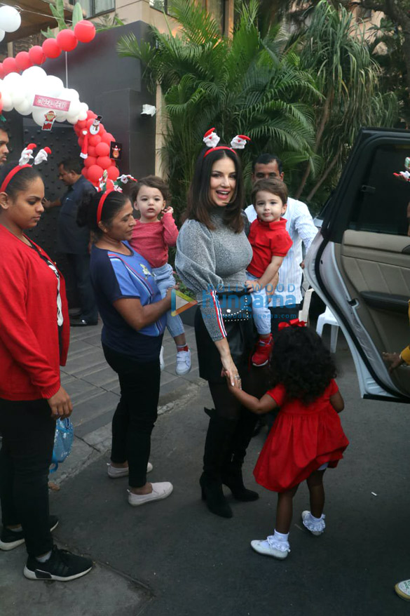photos sunny leone snapped with her kids at bandra for christmas 2019 party 2