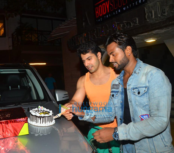 photos varun dhawan snapped at the gym in juhu 2 3