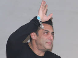 Salman Khan gets teary-eyed upon seeing massive crowd greeting him on his birthday