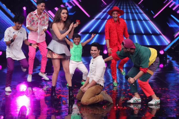 Varun Dhawan reveals he had a huge CRUSH on Street Dancer 3D co-star Shraddha Kapoor Varun Dhawan reveals he had a huge CRUSH on Street Dancer 3D co-star Shraddha Kapoor