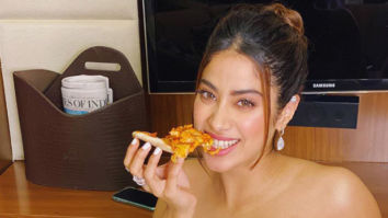 Janhvi Kapoor cheats her way to a pizza while shooting! See photo