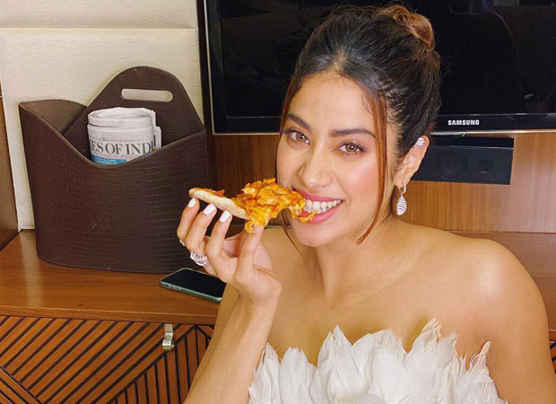 Janhvi Kapoor cheats her way to a pizza while shooting! See photo