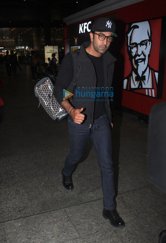 photos akshay kumar twinkle khanna ranbir kapoor and kajol snapped at the airport 6