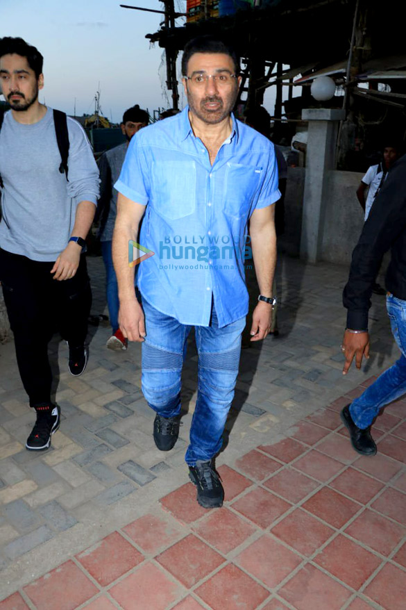 photos ananya panday and sunny deol snapped at versova jetty 6