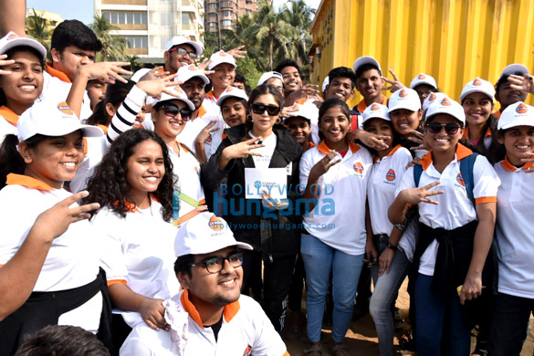 photos bhumi pednekar snapped participating in the beach cleanup drive in juhu 1