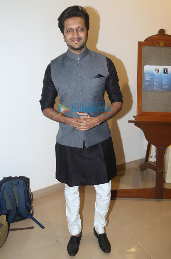 photos celebs grace javed akhtars art exhibition at nehru centre art gallery 6