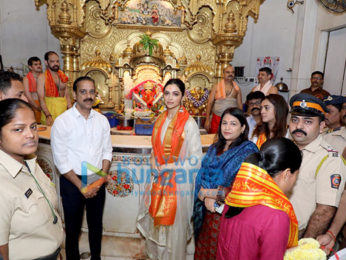 Photos: Deepika Padukone snapped at Siddhivinayak temple