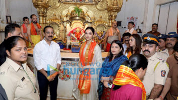 Photos: Deepika Padukone snapped at Siddhivinayak temple