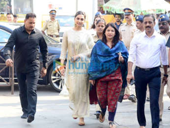 Photos: Deepika Padukone snapped at Siddhivinayak temple