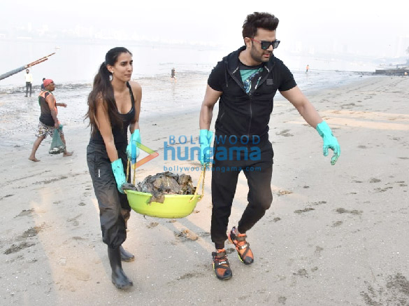 photos dia mirza chunky pandey and maniesh paul join the drive to clean mahim beach 4