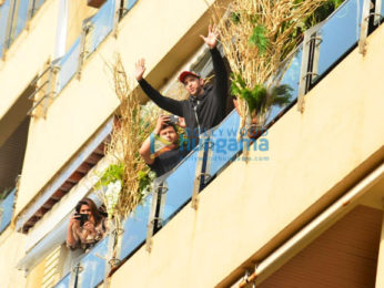 Photos: Hrithik Roshan snapped at home in Juhu