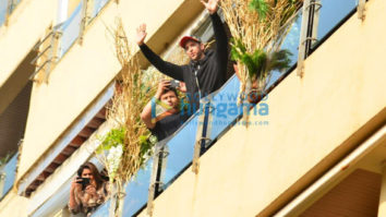 Photos: Hrithik Roshan snapped at home in Juhu