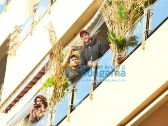 Photos: Hrithik Roshan snapped at home in Juhu